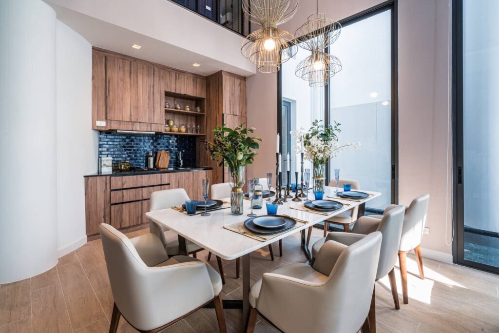 파타야 풀빌라 대형 수영장과 선베드 공간