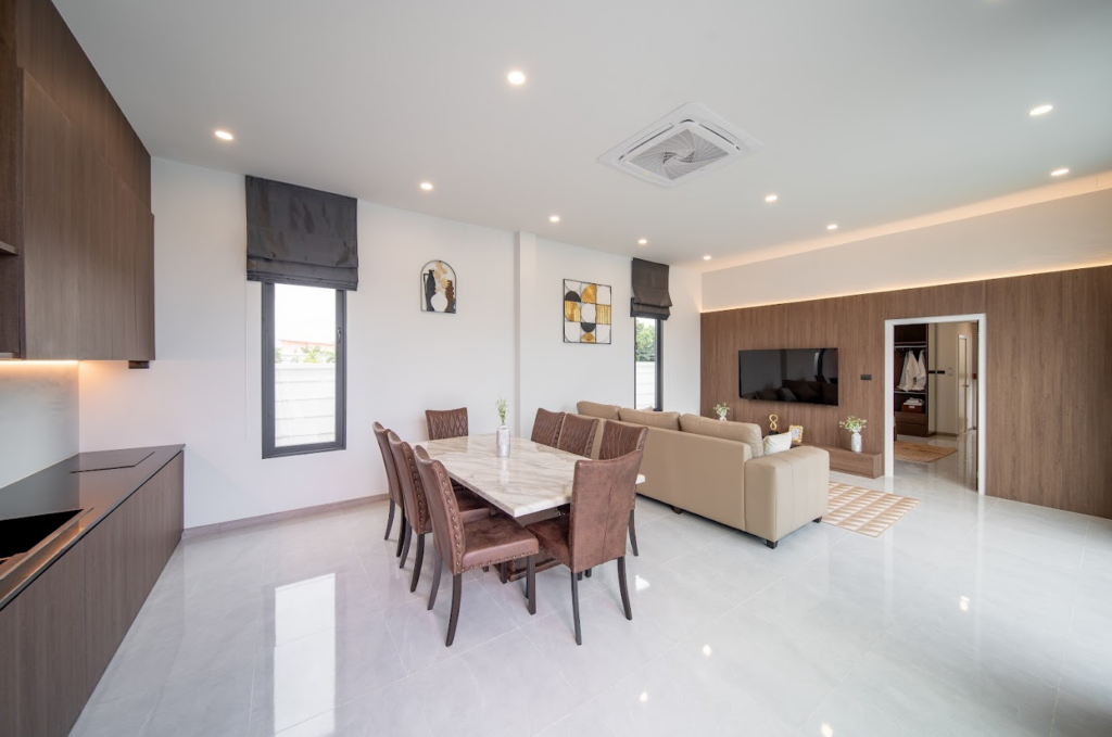 파타야 4룸 단체 풀빌라 넓은 거실 내부